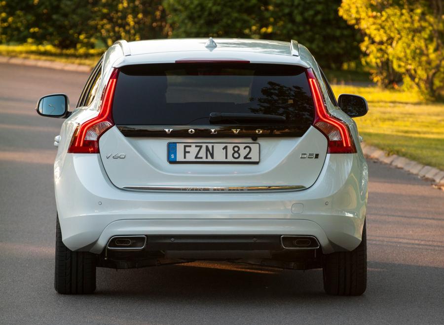 Volvo V60 Twin Engine 2015 года  (фото 3 из 17)
